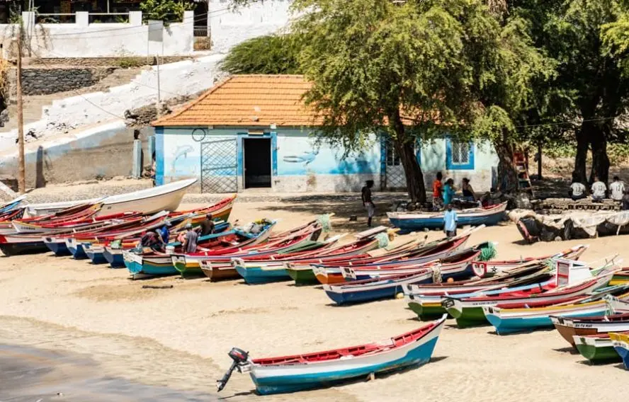 GKarkavitsas AdobeStock Bateau pêcheurs et place de Tarrafal au Cap-Vert