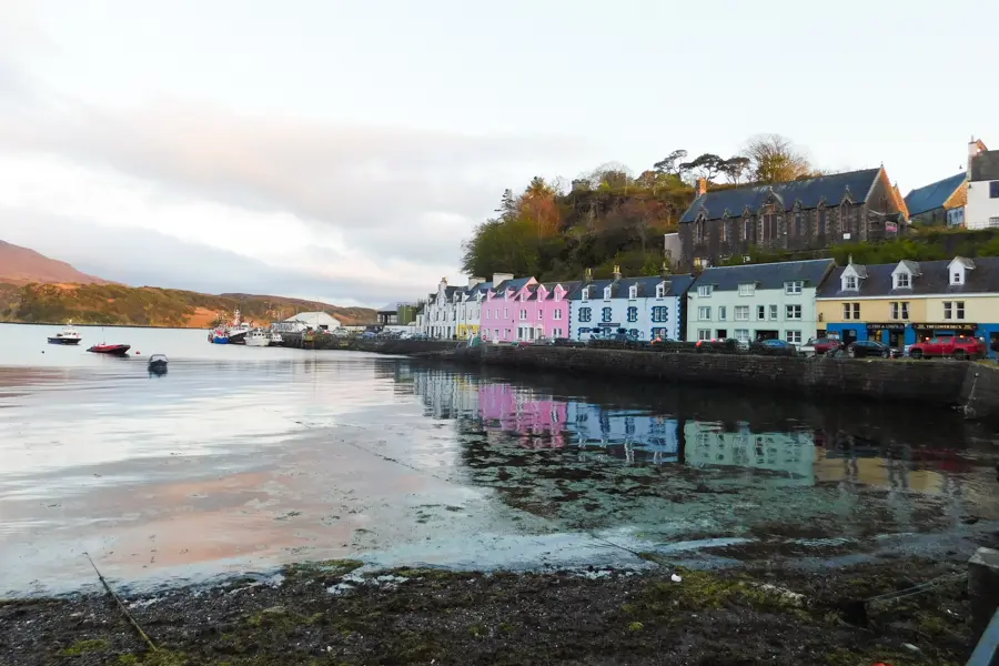C. Gerbois Charmant village de pêcheur de Portree
