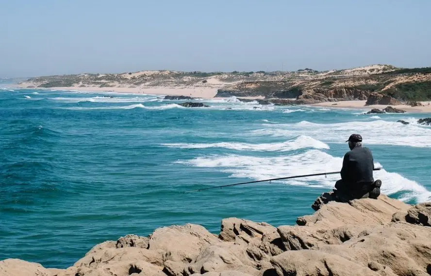 B. Courbin Pêcheur sur la côte du Portugal