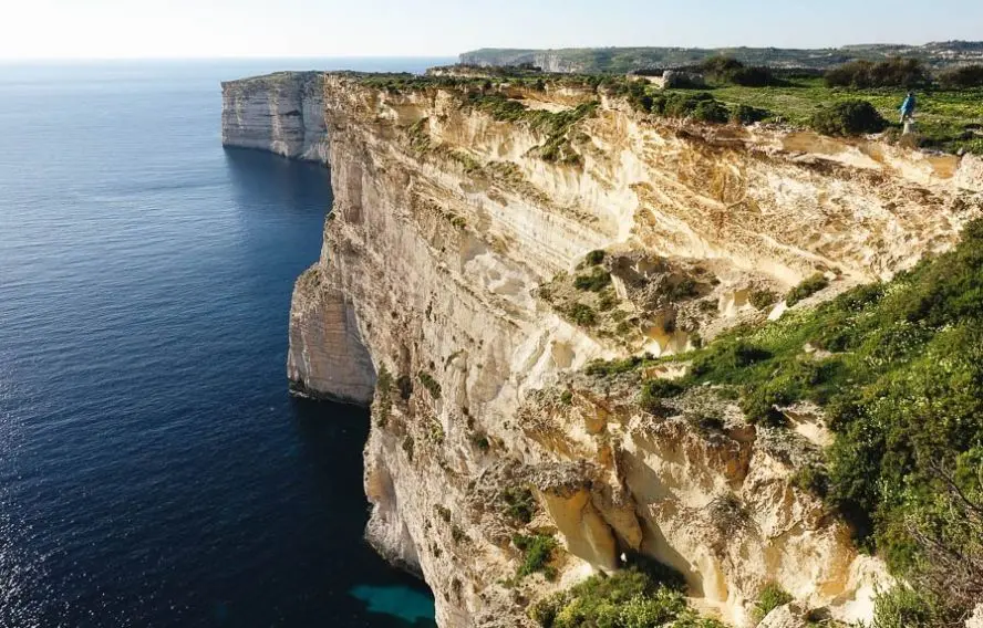F. Weber Randonnée sur les falaises de calcaire de Malte