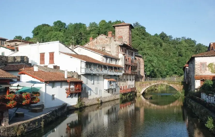 S. Placier Saint-Jean-Pied-de-Port, capitale du Pays Basque