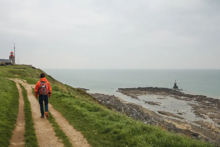 D. Pradon Randonneur sur le chemin du Mont- Saint-Michel