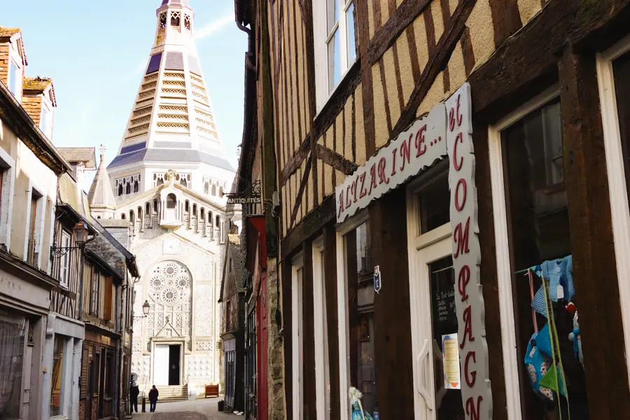 D. Pradon Domfront, village normand typique