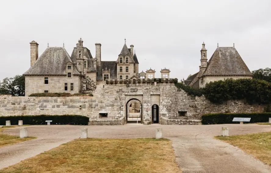 A. Mourot Château de Kerjean à Saint Vougay en Bretagne
