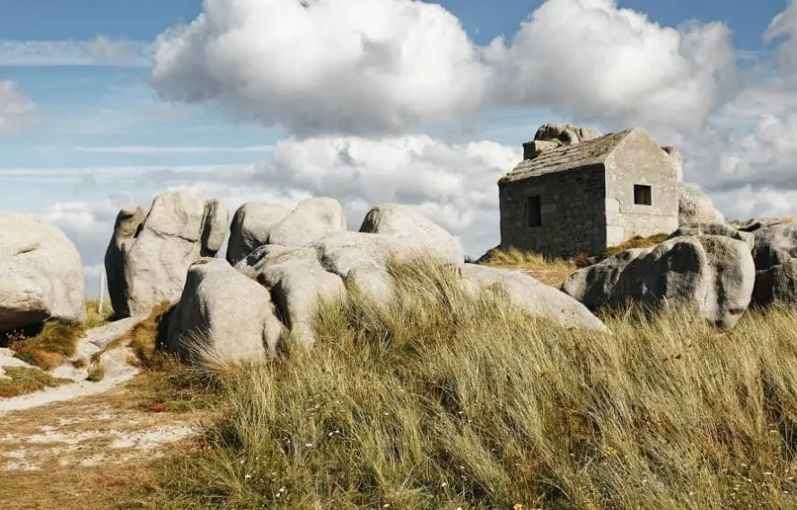 A. Mourot Vers la plage des Amiets Cleder en Bretagne sur le sentier des douaniers