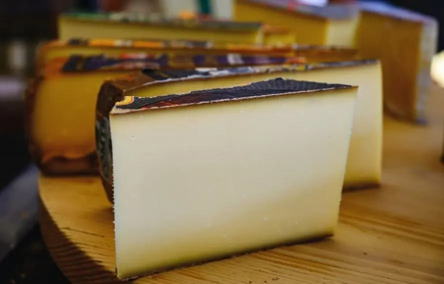 Barmalini Adobestock Morceaux de comté de la ferme Poligny