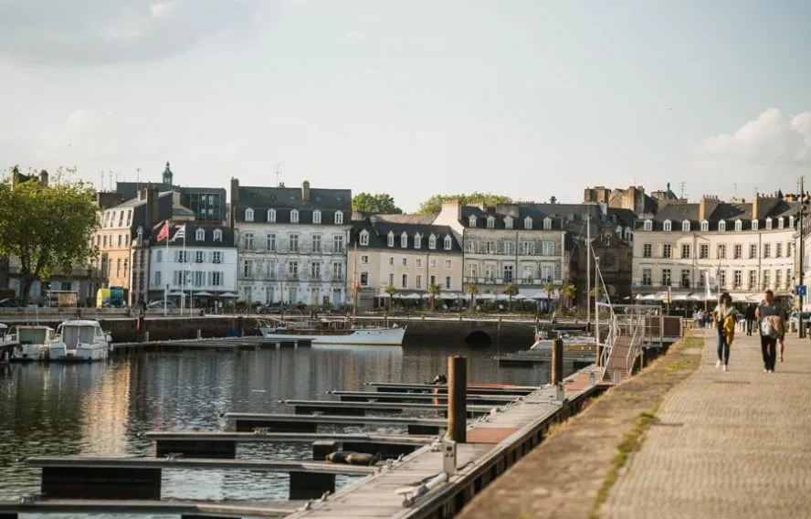 C. Cebarbero Découverte de villes et villages authentiques : Vannes, Auray, La Trinité, Saint-Cado...