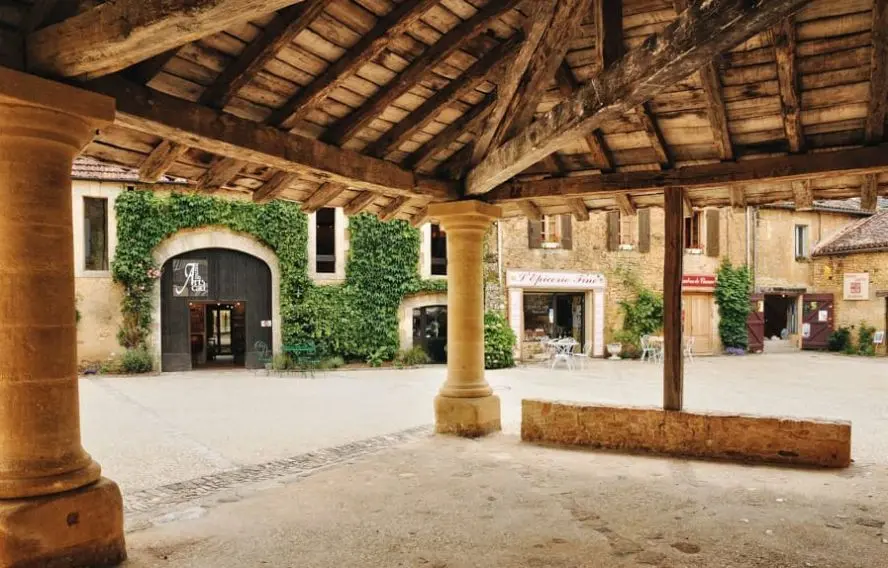 Packshot Adobestock Cadouin, village de Dordogne sur les chemins de Compostelle