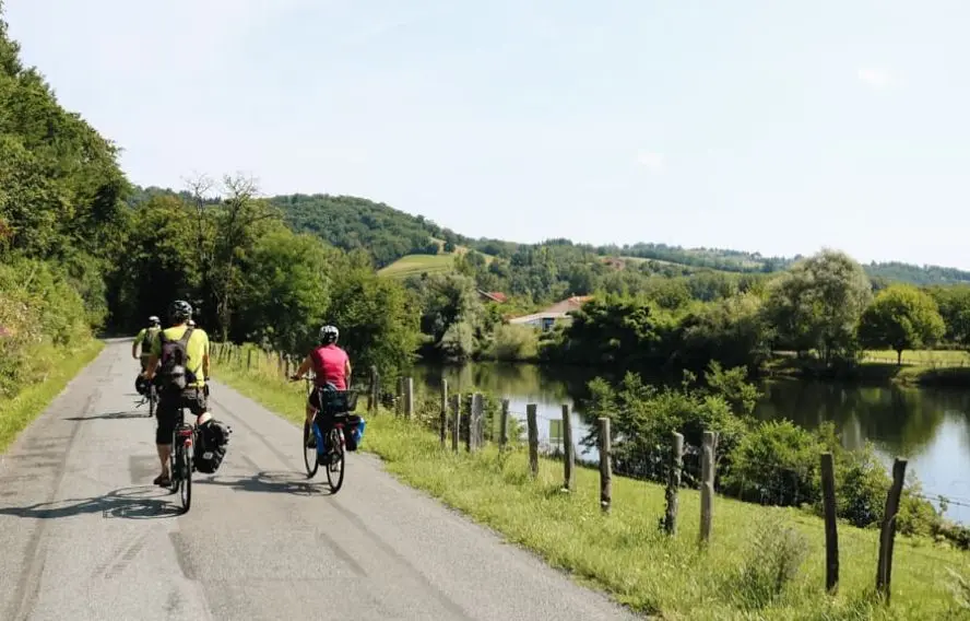 F. Calvat Adobestock Randonneurs à vélo le long du Lot