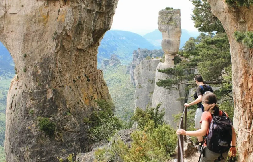 P. Saint-Jean Vase de Sèvres et Vase de Chine, gorges de la Jonte