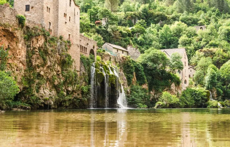 Marion Carcel Cascade au pied du village de Saint-Chély-du-Tarn