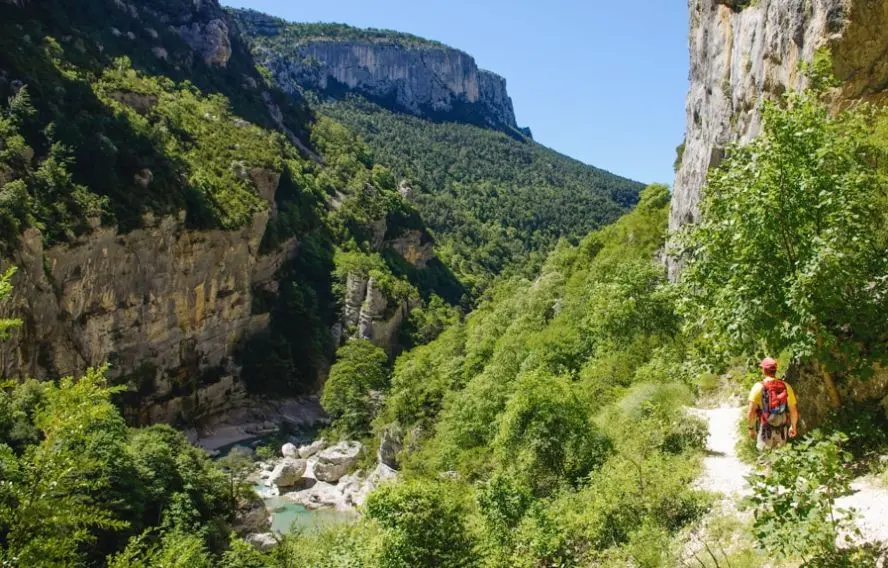 P. Saint-Jean Sentier le long du Verdon au fond des gorges