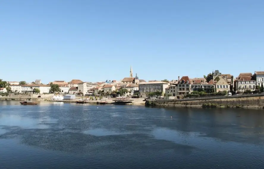 Hansmartingoede Bergerac avec son port sur la Dordogne, Périgord