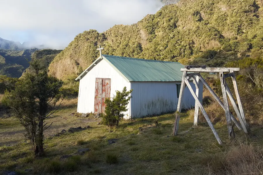J. Heyte Chapelle sur le chemin du Cirque de Mafate