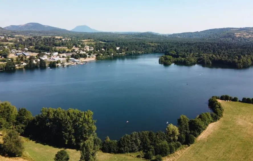 Lotharingia AdobeStock.jpg Le lac naturel d'Aydat en Auvergne