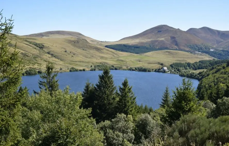 P. Busson unsplash Le lac de Guéry, lac de montagne d'origine volcanique