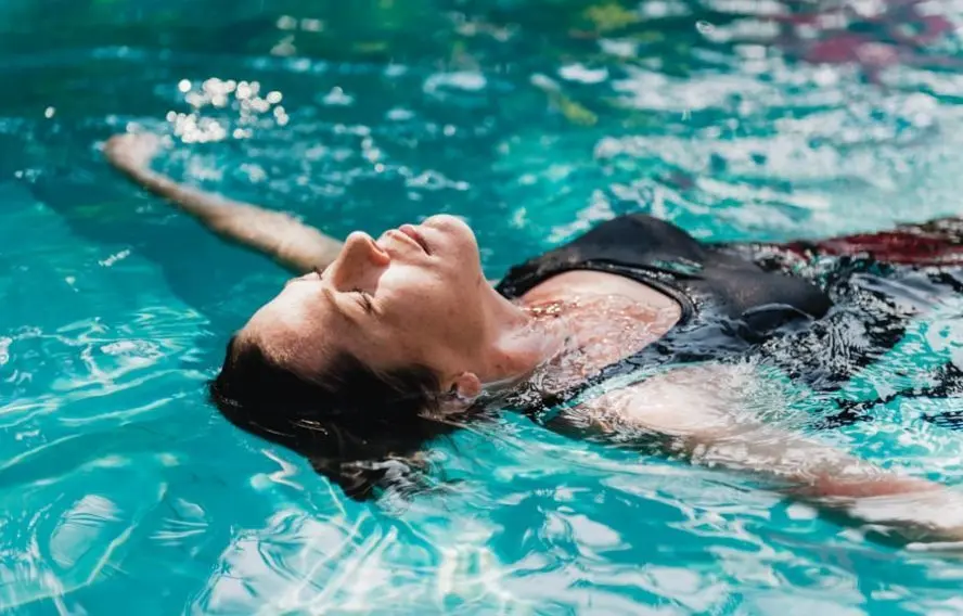 Rawpixel-com Adobestock Détente en piscine, option balnéo