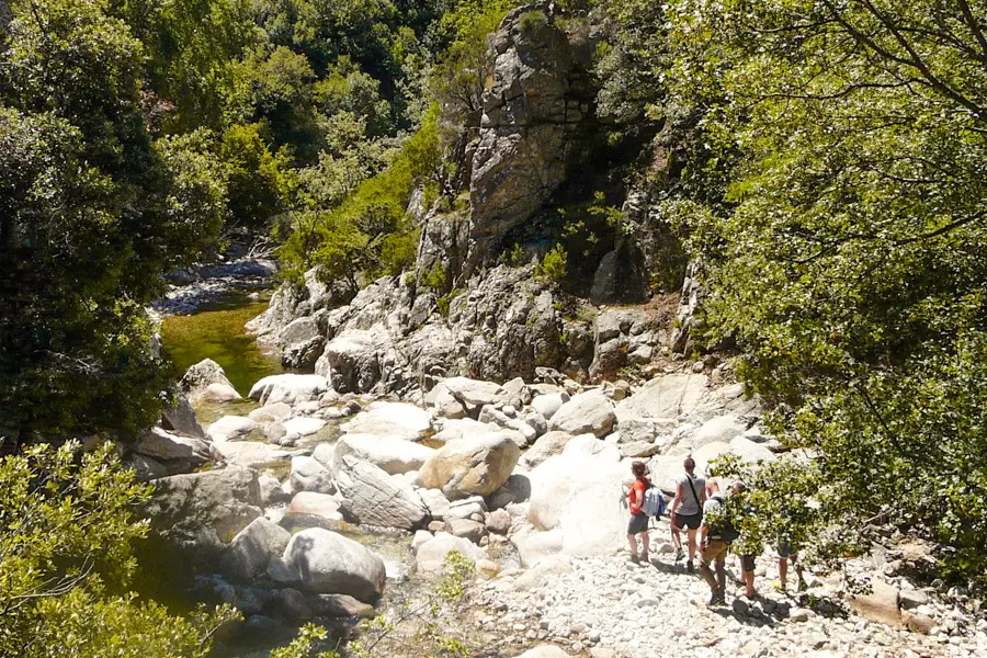 Marcheurs Caroux Randonnée au bord de la rivière