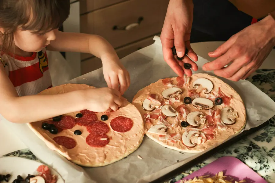 Mary She Unsplash Atelier de préparation de pizza en famille