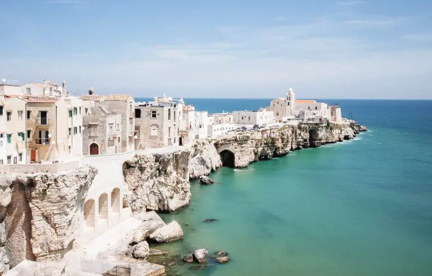 iStock Poike Visite d'un village côtier
