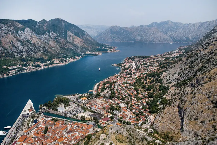 Maxim Berg Unsplash Vue panoramique sur Kotor et son fjord