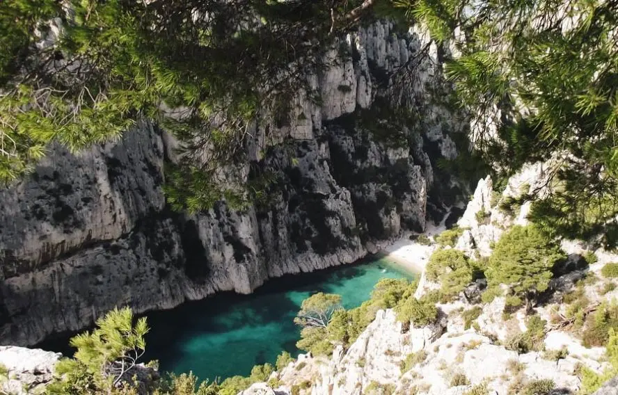 E. Souric Calanques aux eaux turquoise