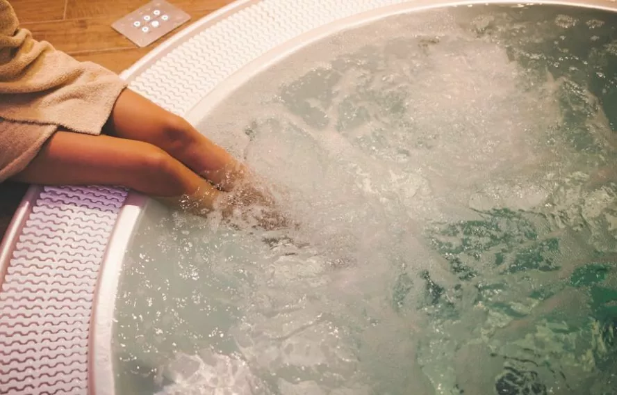 NDABC Creativity Adobestock Hôtel confortable avec piscine, jacuzzi et sauna