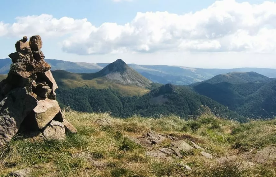 O. Bourgeois Le puy Griou vue du sommet du Peyre Arse