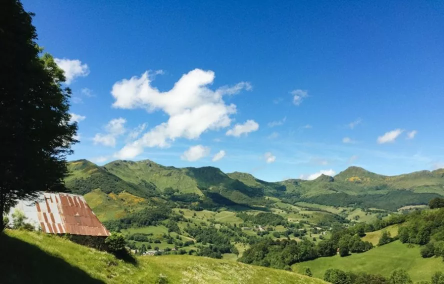 P. Saint-Jean Vallée de Mandailles vue sur les crêtes et le puy Mary