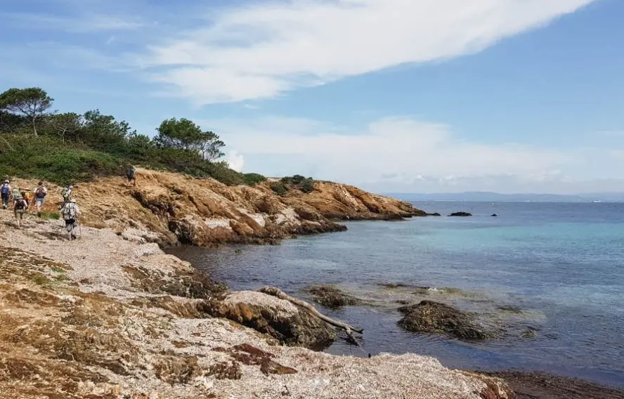 M. Coppin Randonneurs sur l'île de Porquerolles