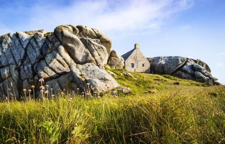 Oligo Adobestock Meneham Kerlouan et sa célèbre maison dans la pierre