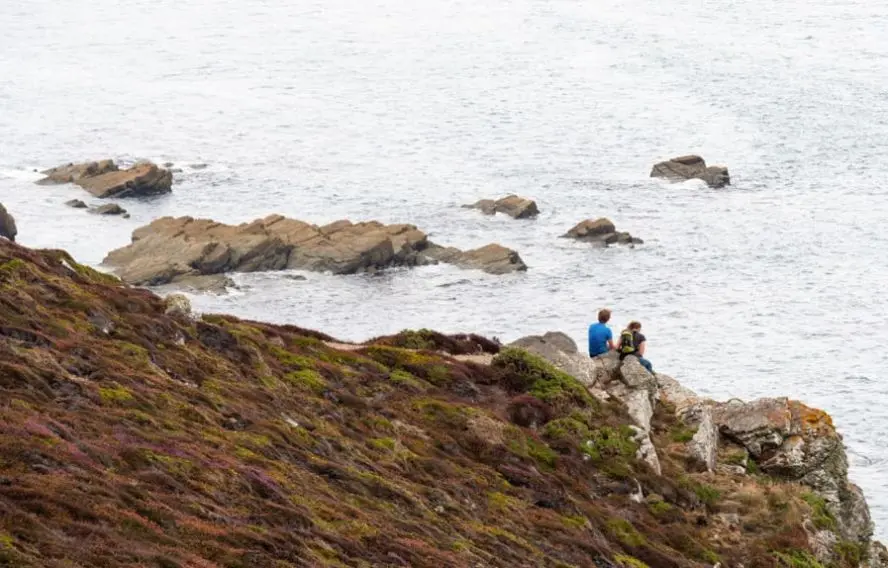 Alexander Adobestock Randonneurs sur la côte des légendes et le sentier des douaniers