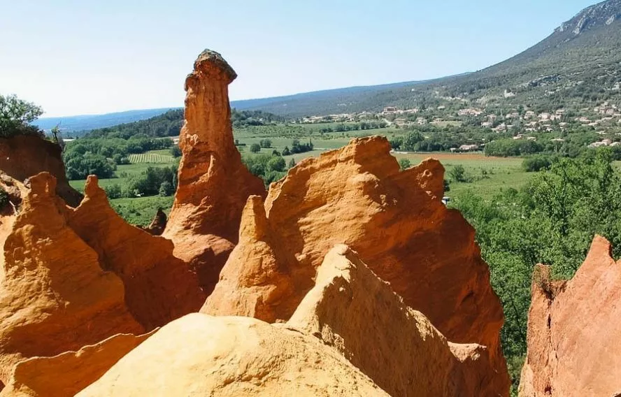P. Saint-Jean Les roches ocre du Luberon