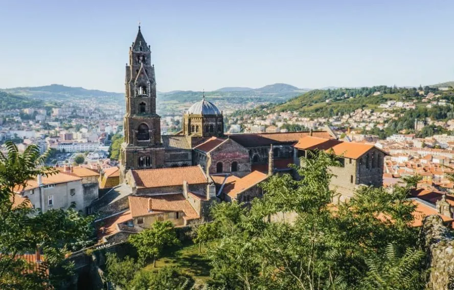Pernelle Voyage AdobeStock Le Puy-en-Velay et sa cathédrale