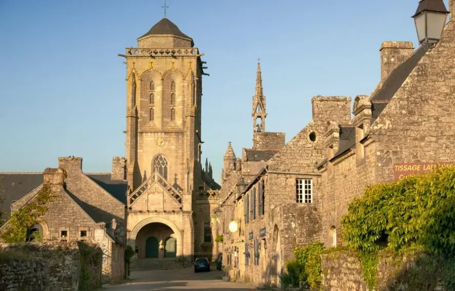 Saintho AdobeStock Locronan