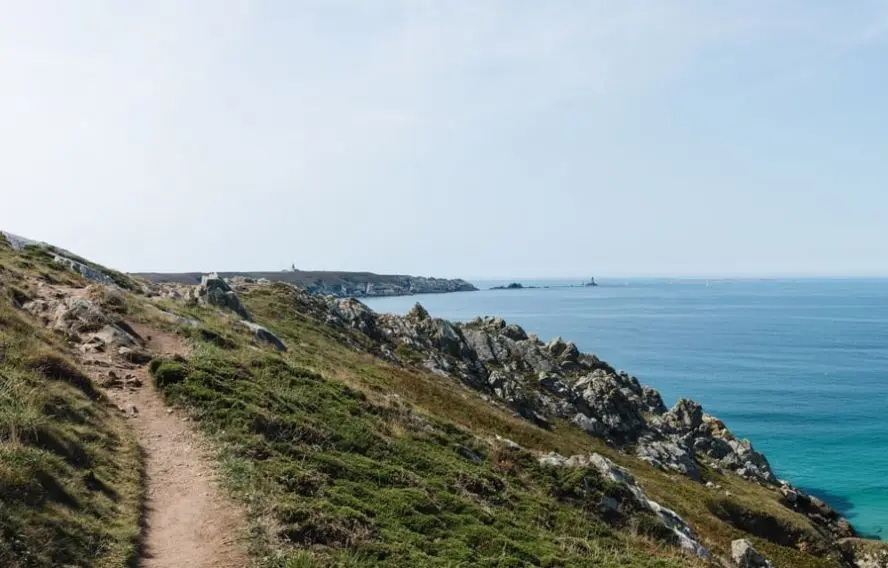 Suzanne Plumette Adobestock Sentier des Douaniers, en Bretagne, vers la pointe de Van