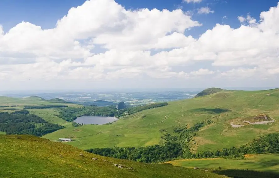 Adobestock Camps Marche nordique sur les volcans d'Auvergne