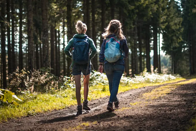 TVattard Deux randonneuses sur un chemin
