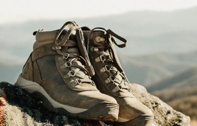 ©joanna-nix chaussures-randonnee-hautes-unsplash