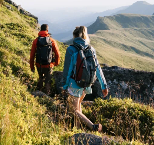 randonneurs dans les monts du cantal